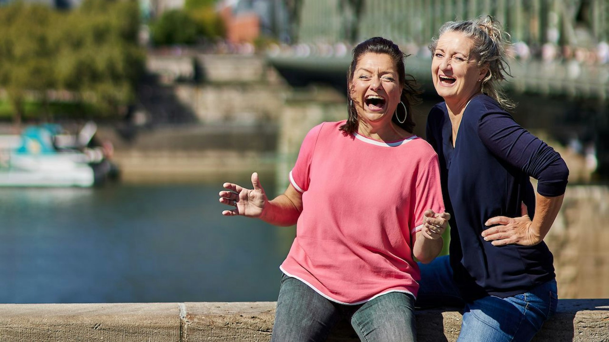 Betty LaMinga (l.) und Katrin Piplies sitzen am Rhein.