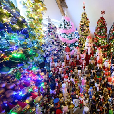 Weihnachtsbäume und Nussknacker stehen im Bild.