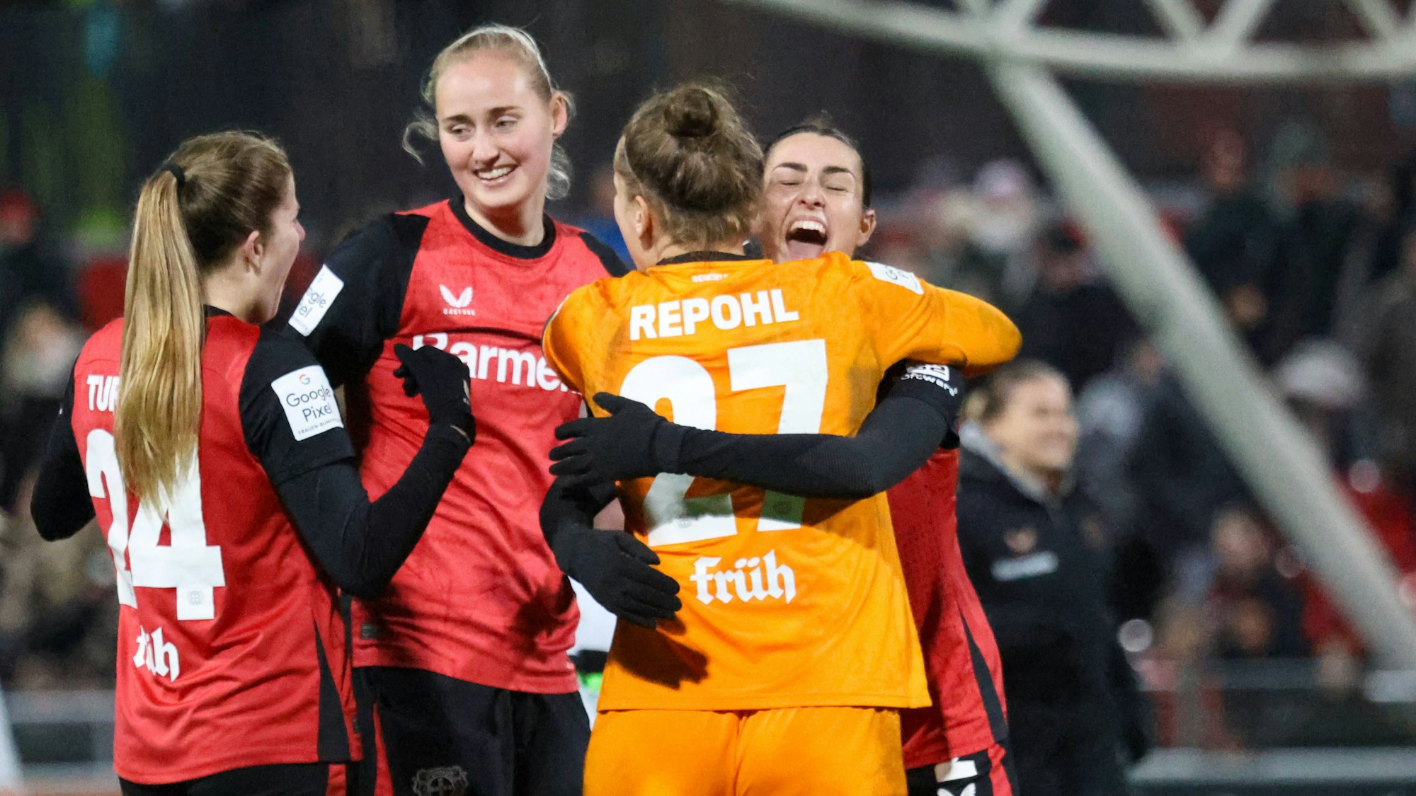 Leverkusen, Deutschland 06. Dezember 2024: 1. BL - Frauen - 2024 / 2025 - Bayer 04 Leverkusen vs. VfL Wolfsburg Im Bild: v.li. Lilla Turanyi Bayer Leverkusen, Emilie Bragstad Bayer Leverkusen, Friederike Repohl Bayer Leverkusen und Selina Ostermeier Bayer Leverkusen beim Abschlussjubel nach dem Sieg gegen Wolfsburg