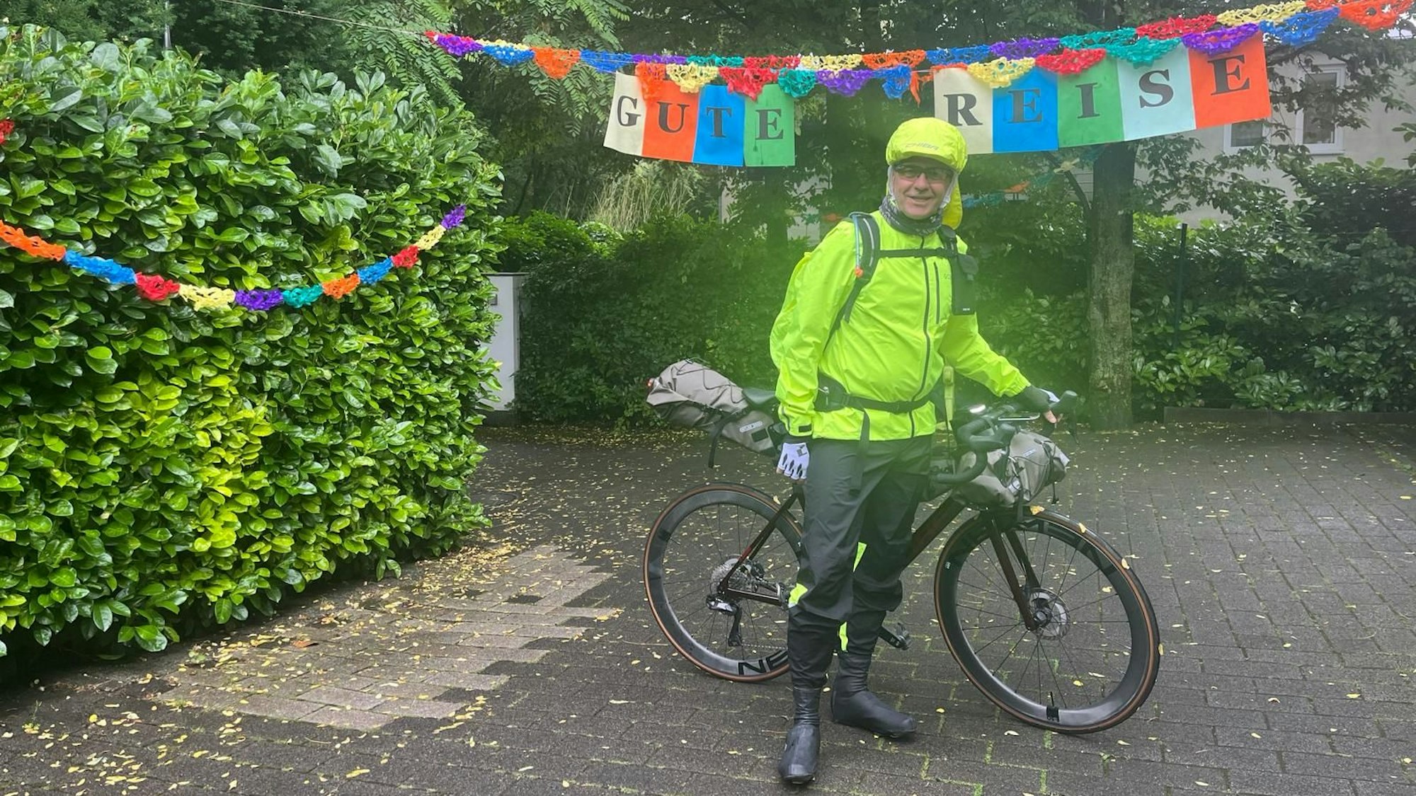 Konstantin Brovot steht neben seinem Fahrrad.