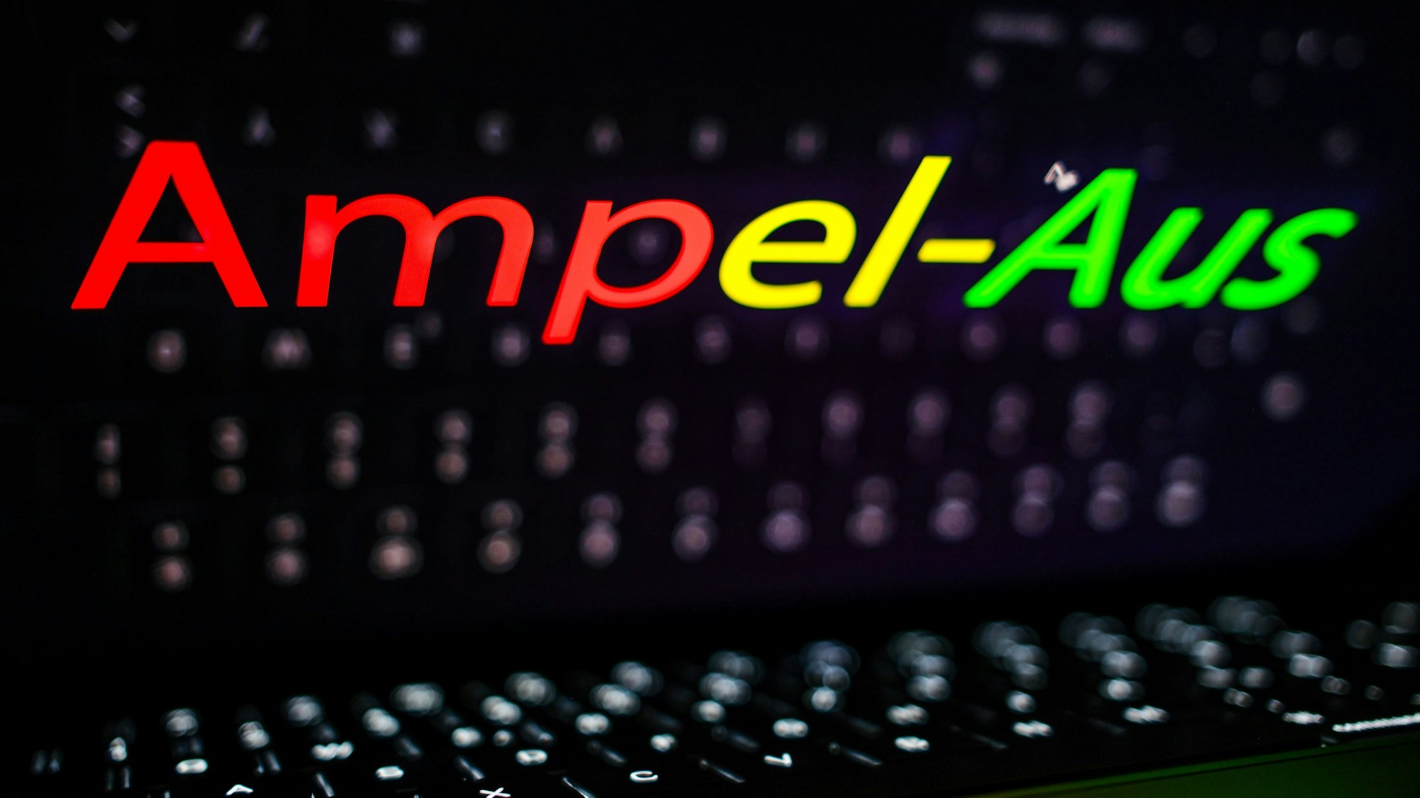 Das Wort „Ampel-Aus“ steht in bunten Buchstaben auf dem Display eines Laptops. Die Gesellschaft für Deutsche Sprache hat das Wort des Jahres 2024 bekanntgegeben.