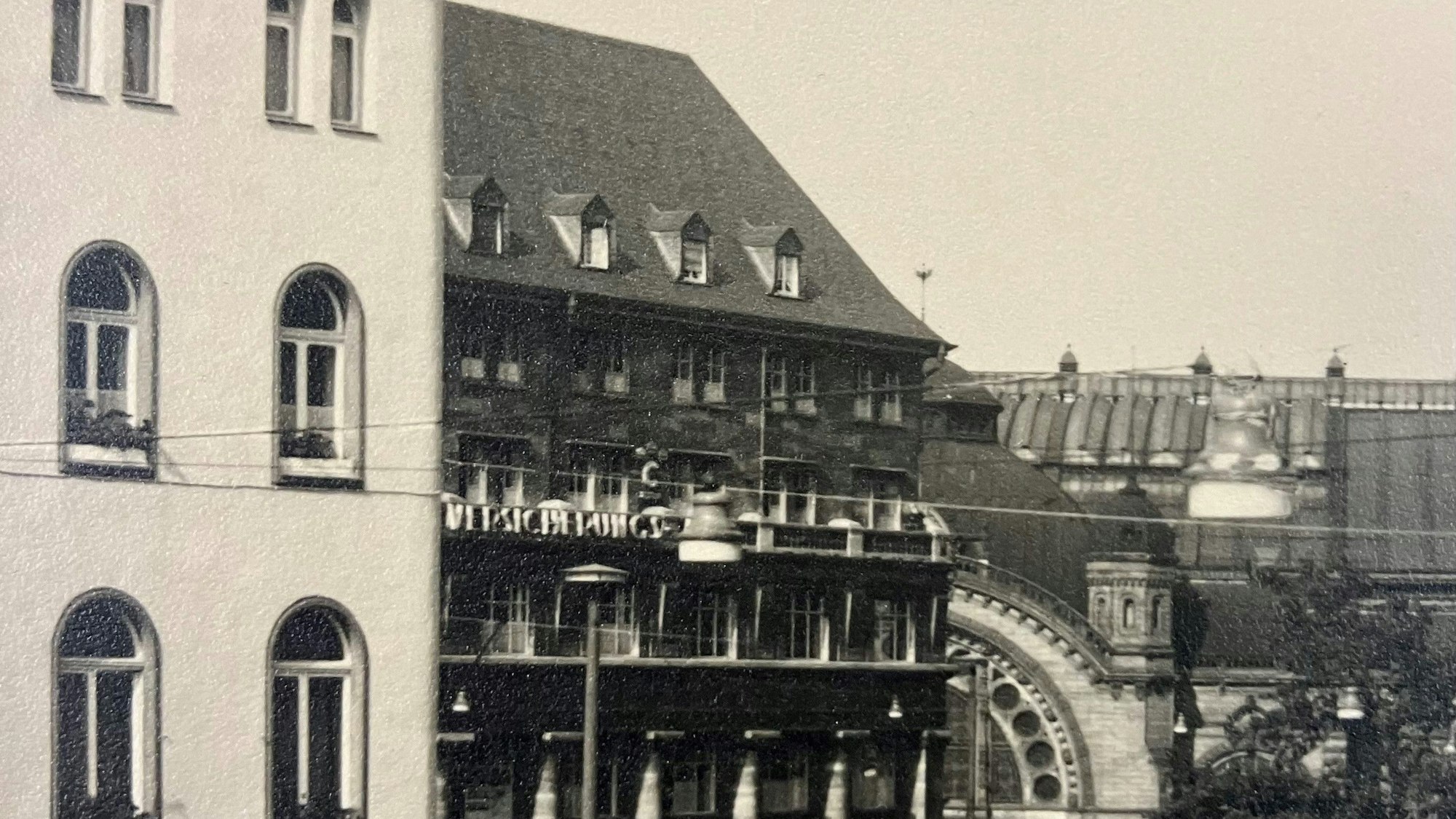 Deichmannhaus von 1936 mit Schieferdach, das nach dem 2. Weltkrieg nicht mehr aufgebaut wurde.