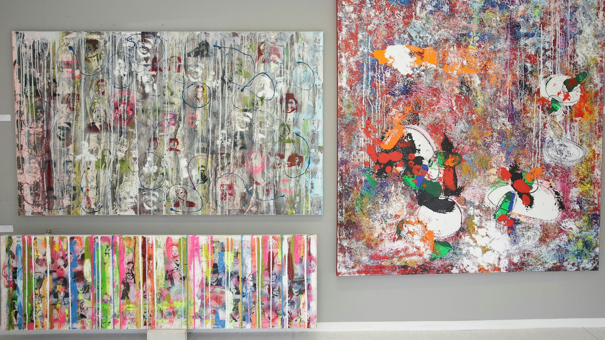 Zu sehen sind mehrere bunte Gemälde.