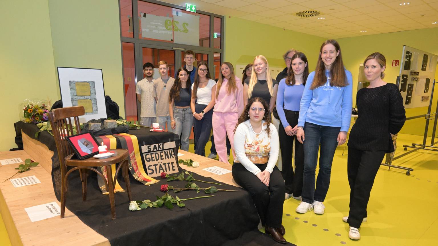 Die Schüler stehen vor einigen Ausstellungsstücken.