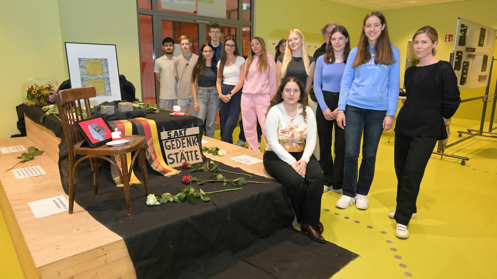 Die Schüler stehen vor einigen Ausstellungsstücken.