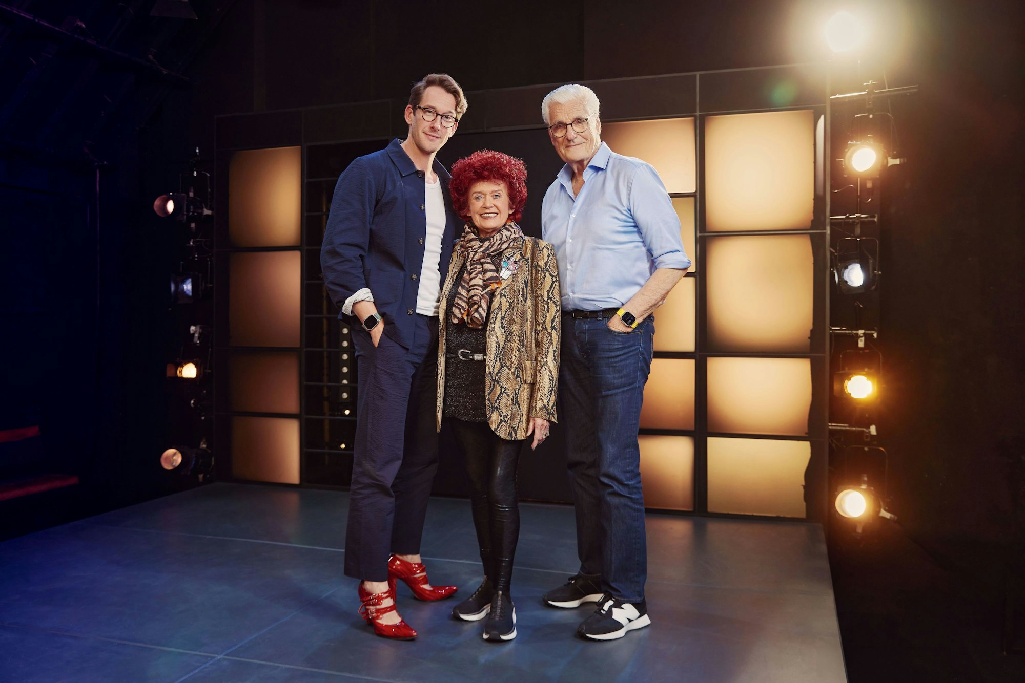 Frank'n'Furter-Darsteller Oliver Savile, Patricia Quinn, Originaldarstellerin der Magenta und Sky du Mont, der in den deutschen Vorstellungen der „Rocky Horror Show“ den Erzähler gibt im Theatre Upstairs des Royal Court Theatres in London.