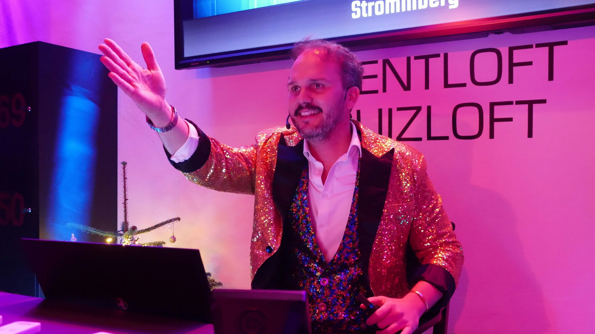 Ein Quizmaster in Aktion.