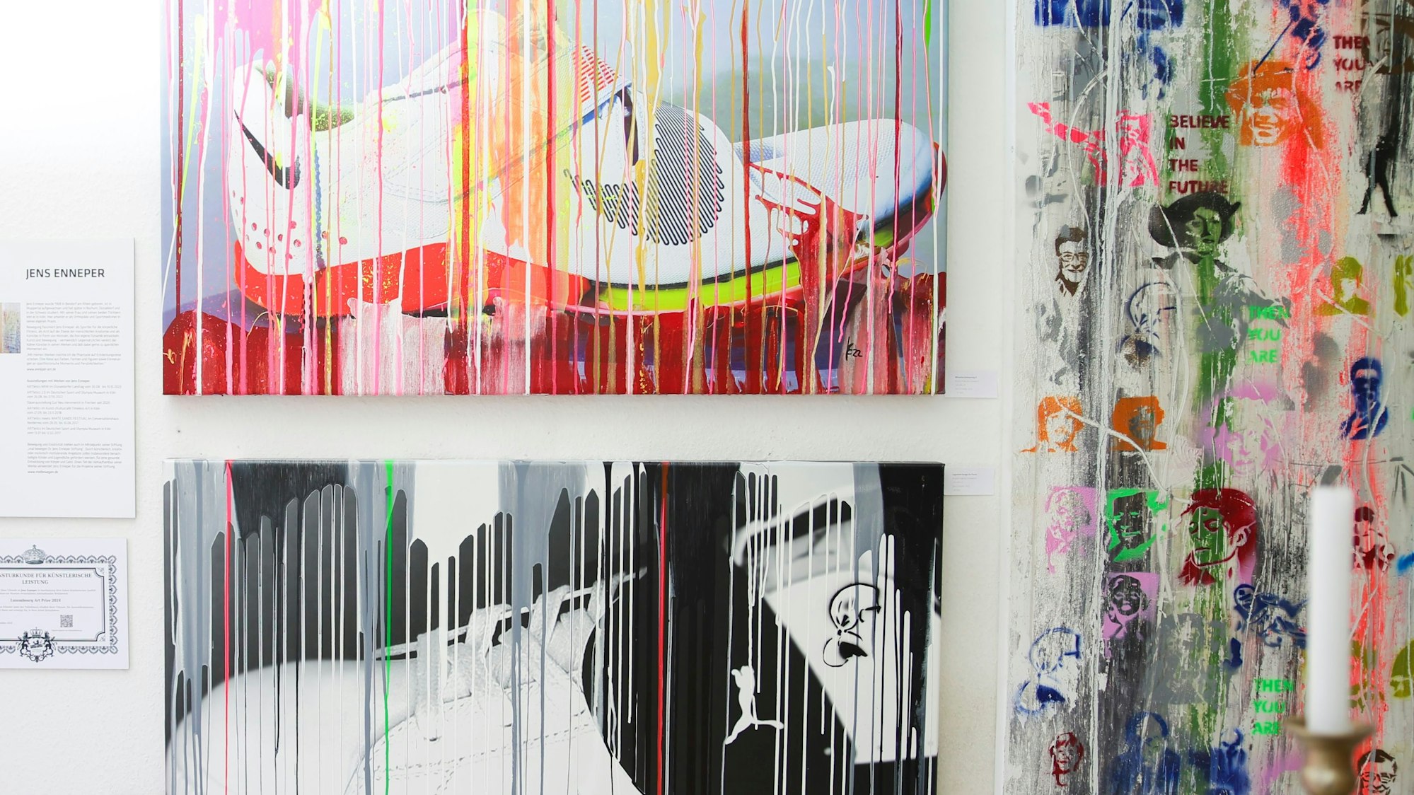 Zu sehen sind mehrere bunte Gemälde.