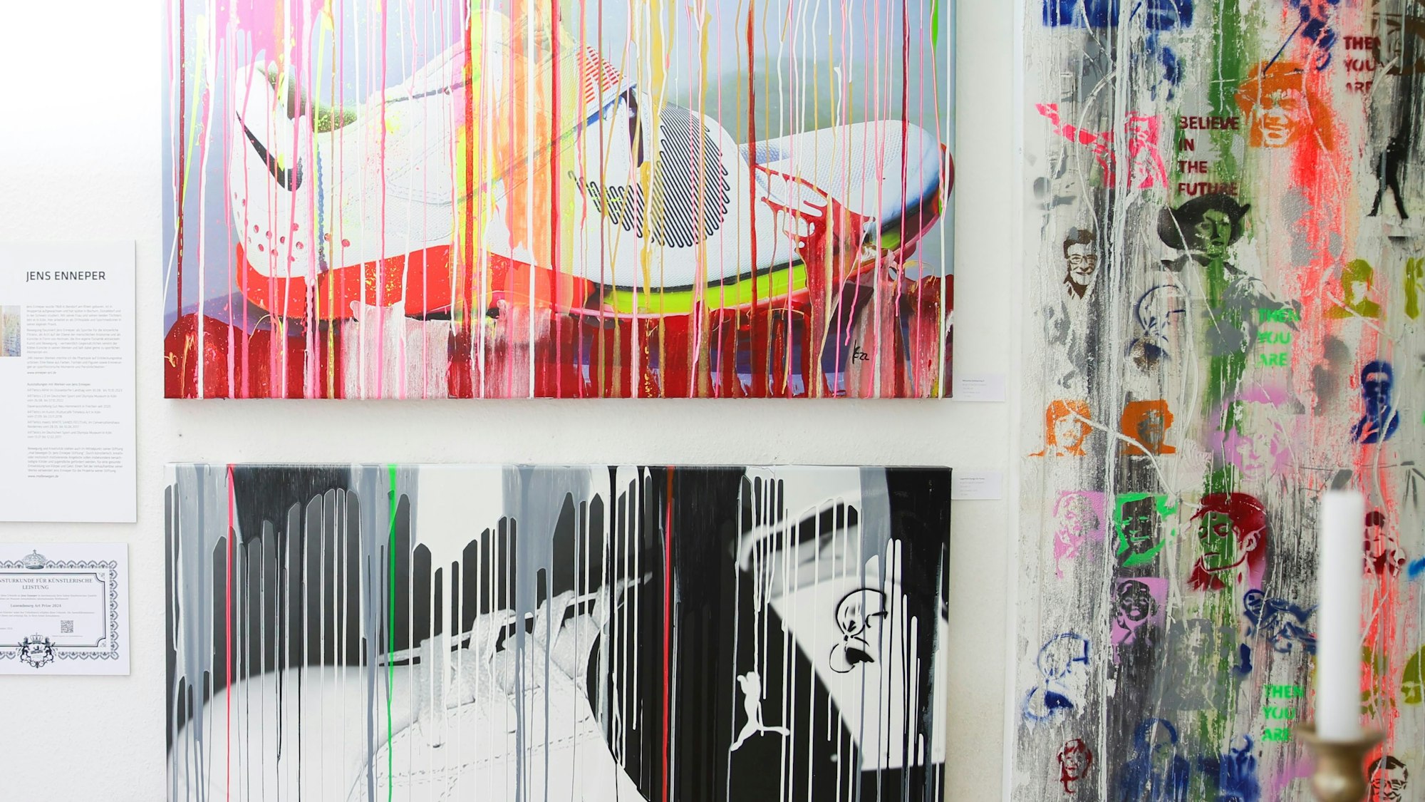 Zu sehen sind mehrere bunte Gemälde.