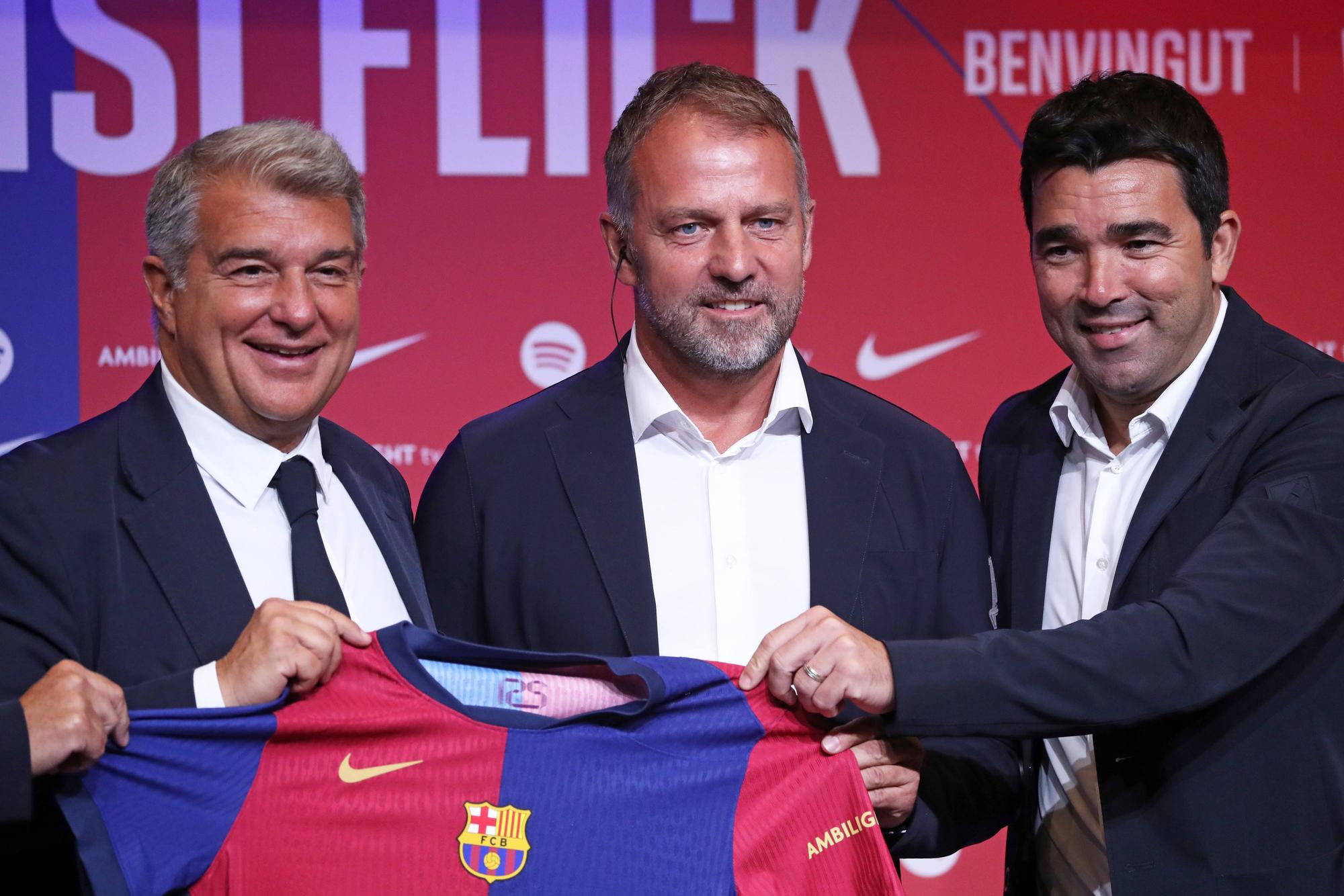 FC Barcelona, Barca Unveil New Head Coach Hansi Flick The president of FC Barcelona, Joan Laporta, the technical director, Deco, and Hansi Flick are presenting the German coach as the new coach of FC Barcelona in Barcelona, Spain, on July 25, 2024. Barcelona Barcelona Spain PUBLICATIONxNOTxINxFRA Copyright: xUrbanandsportx originalFilename:urbanandsport-presenta240725_np8IA.jpg