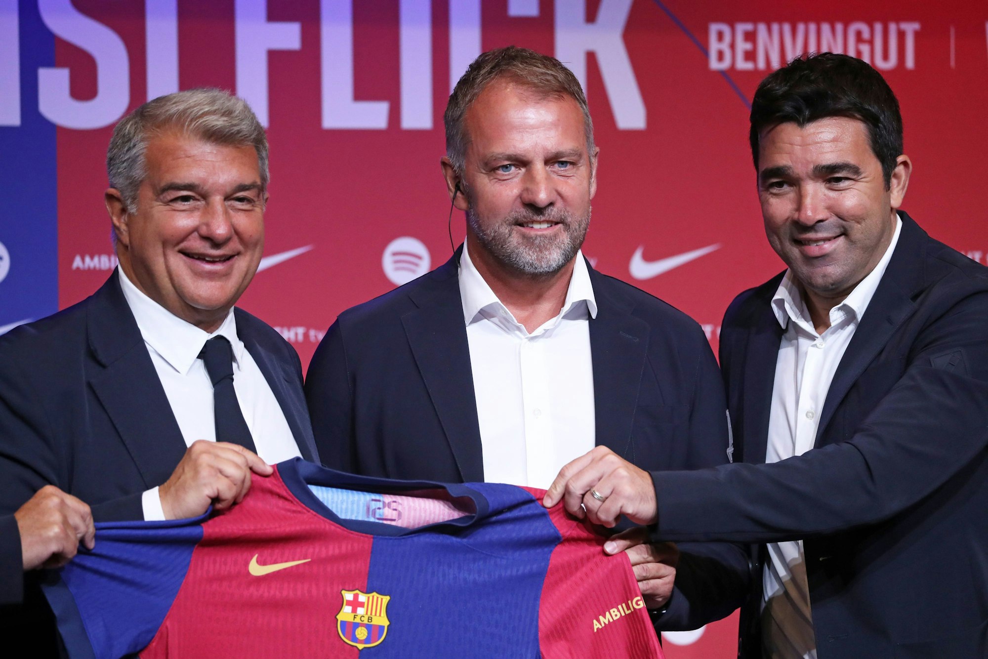 FC Barcelona, Barca Unveil New Head Coach Hansi Flick The president of FC Barcelona, Joan Laporta, the technical director, Deco, and Hansi Flick are presenting the German coach as the new coach of FC Barcelona in Barcelona, Spain, on July 25, 2024. Barcelona Barcelona Spain PUBLICATIONxNOTxINxFRA Copyright: xUrbanandsportx originalFilename:urbanandsport-presenta240725_np8IA.jpg