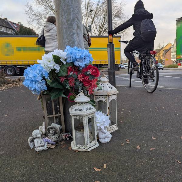 Blumen, Laternen und Skulpturen erinnern an der Ampel an den im Dezember 2021 tödlich verunglückten Jungen.