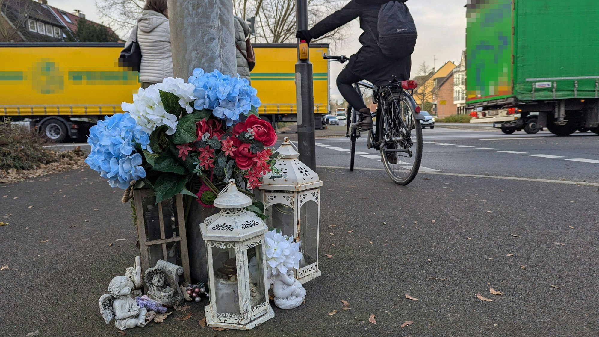 Dreieinhalb Jahre nach dem tödlichen Unfall eines 15-jährigen Schülers wurde die Ampelschaltung an der Kreuzung Frechener Straße, Sudetenstraße und Hermülheimer Straße geändert.