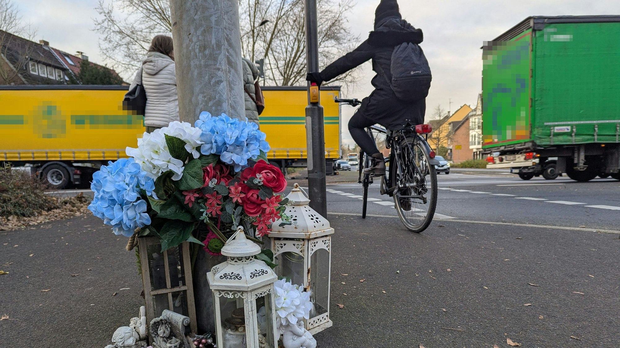 Blumen, Laternen und Skulpturen erinnern an der Ampel an den im Dezember 2021 tödlich verunglückten Jungen.