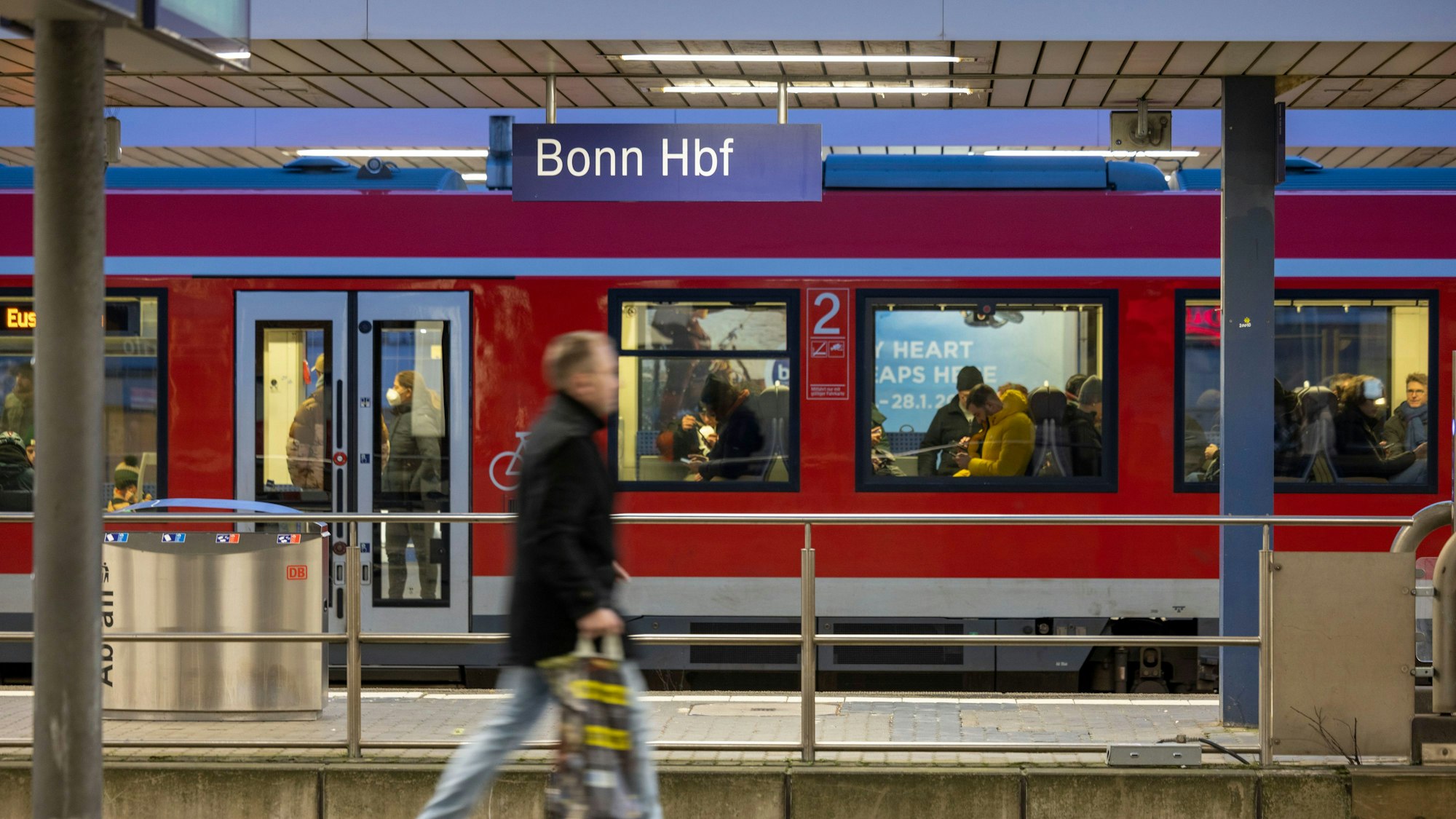 Ein Regionalzug steht auf einem Bahnsteig im Hauptbahnhof Bonn (Archivfoto).