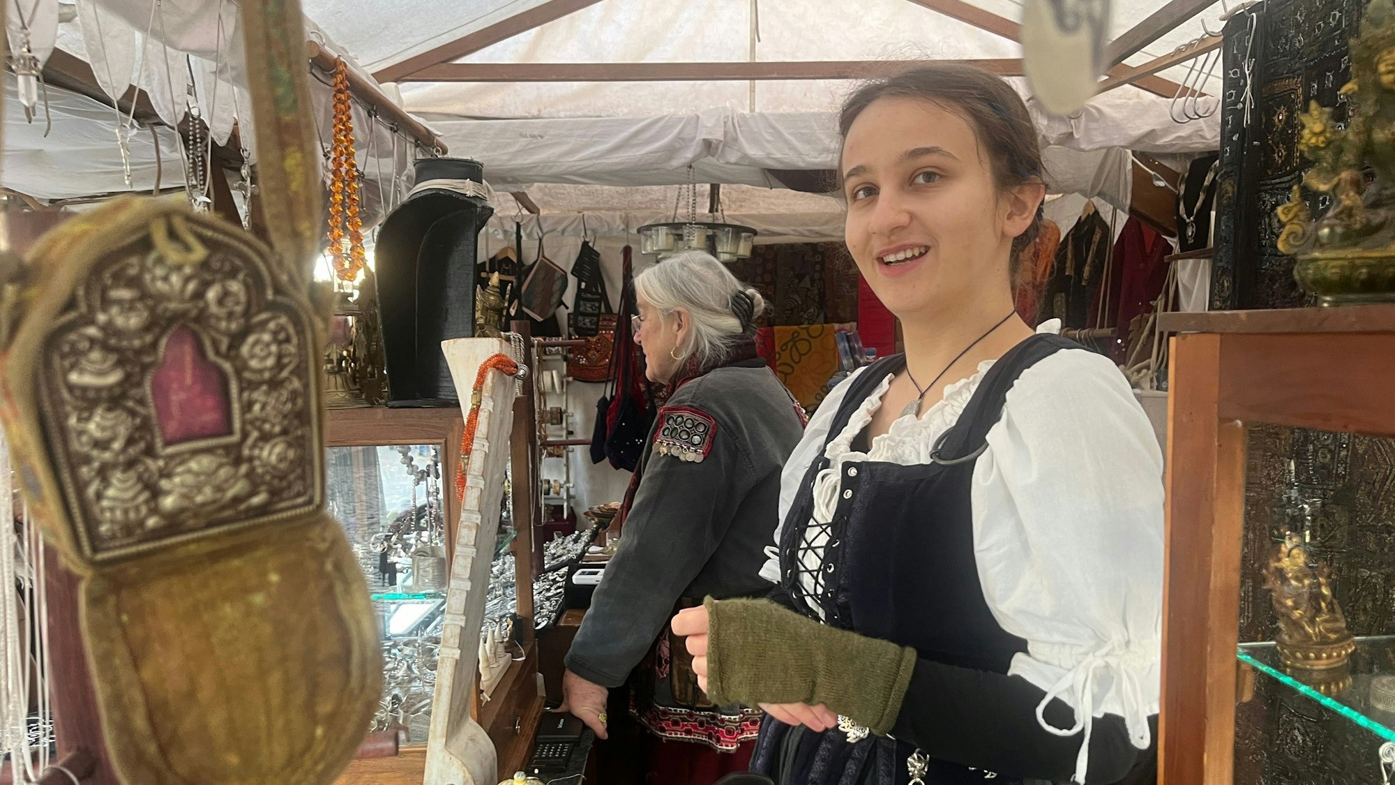 Elena Broich hat auf dem Weihnachtsmarkt beim Schmuckberkauf ausgeholfen.