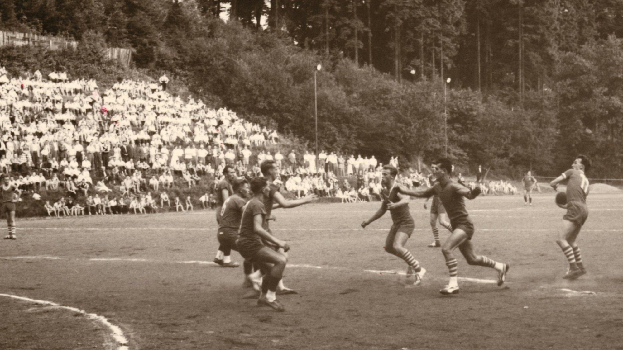 Feldhandballspiel auf dem alten Platz Lochwiese in Gummersbach, Aufnahme aus dem Jahr 1959
