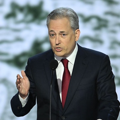 David Sacks hält eine Rede.