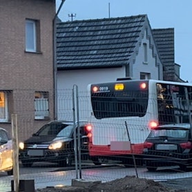 Autos fahren über den Bürgersteig in der Siegburger Straße in Sankt Augustin-Menden
