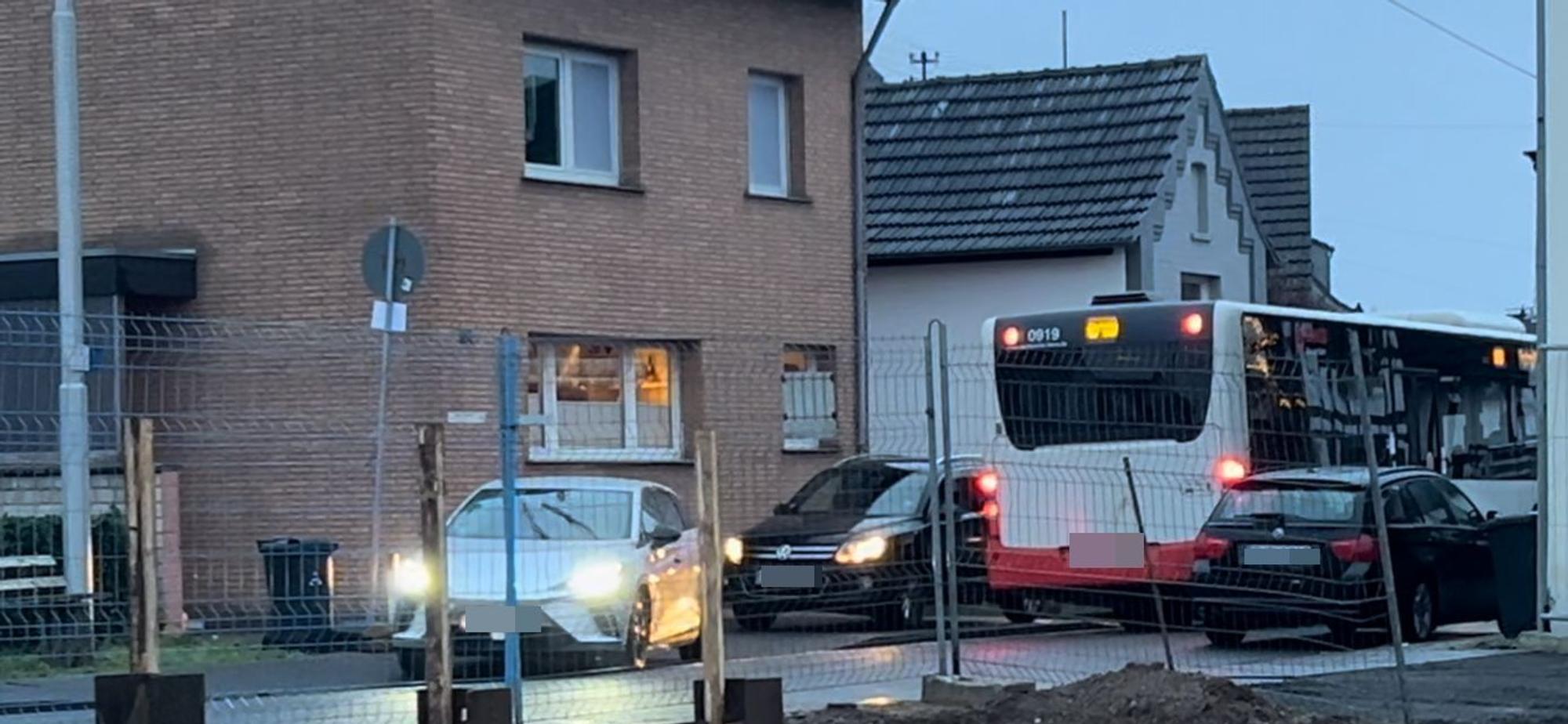 Autos fahren über den Bürgersteig in der Siegburger Straße in Sankt Augustin-Menden