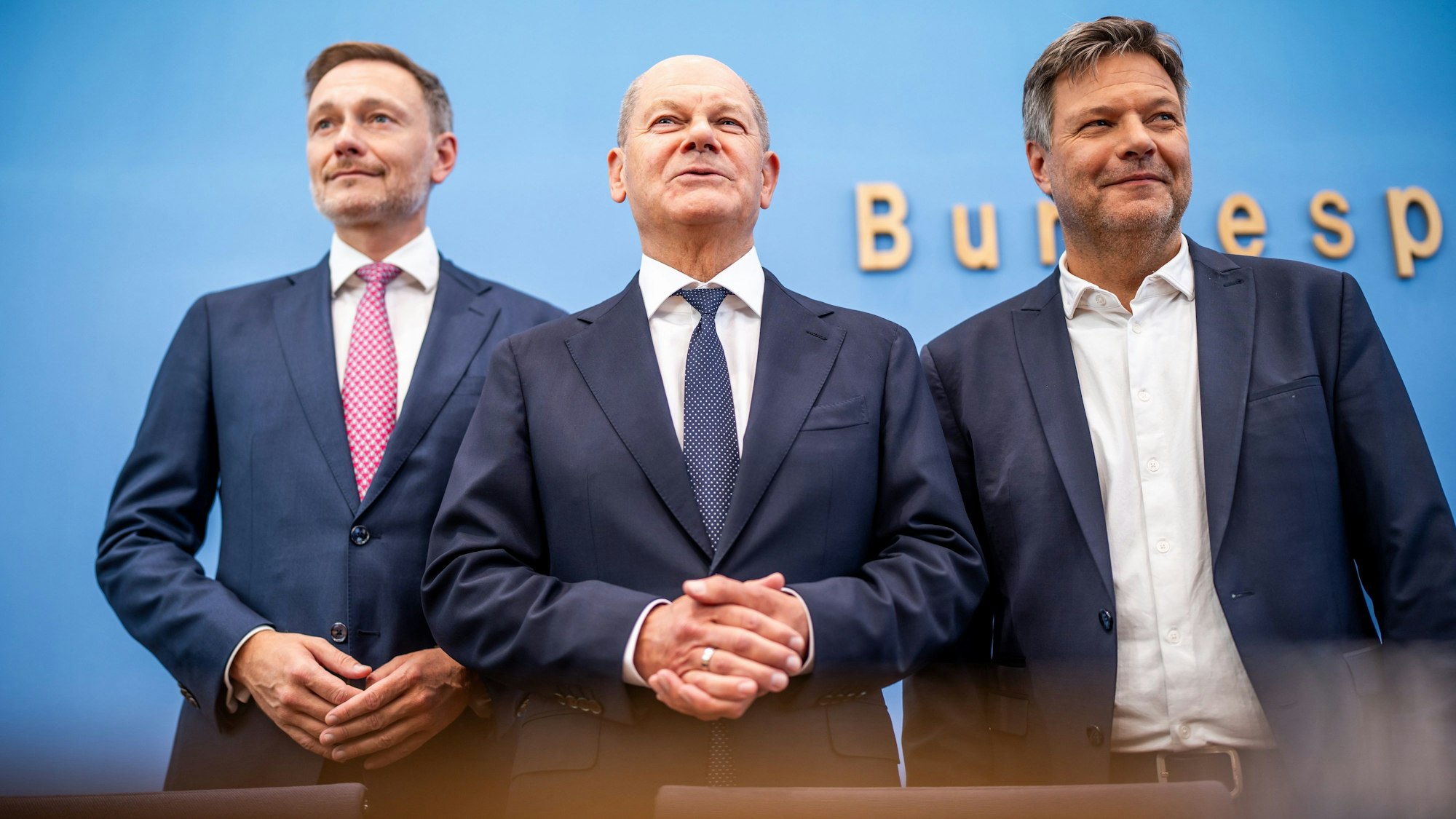 Bildeten drei Jahre lang eine Regierung: Christian Lindner (l.) , Robert Habeck (r.) und Bundeskanzler Olaf Scholz (r.).