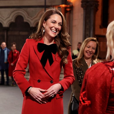 Prinzessin Kate unterhält sich am Rande der Weihnachtsmesse ‚Together at Christmas‘ in der Westminster Abbey mit Olivia Dean und Paloma Faith.