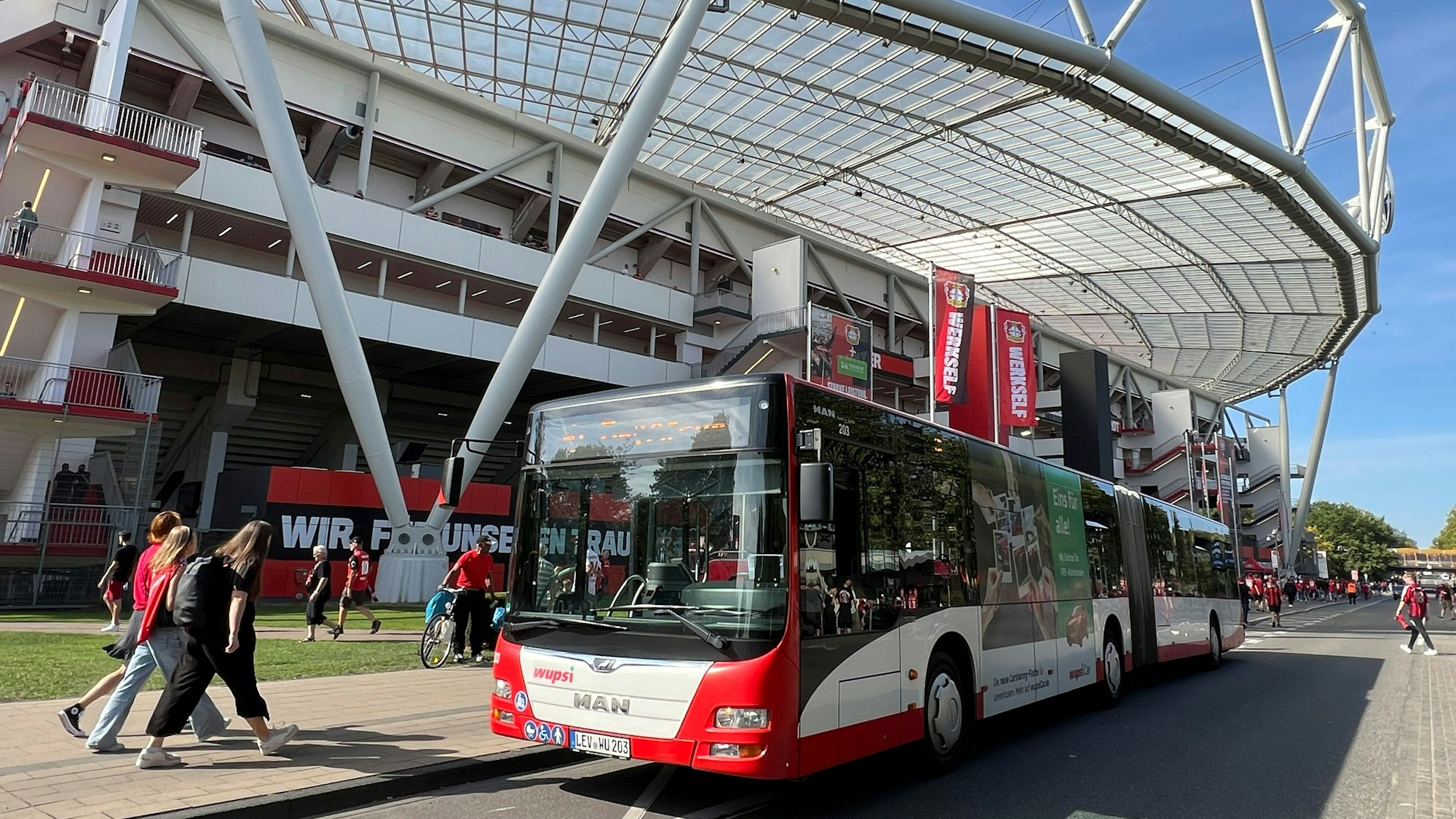 Fans können vor dem Bayer-04-Heimspiel für die Tafel spenden.