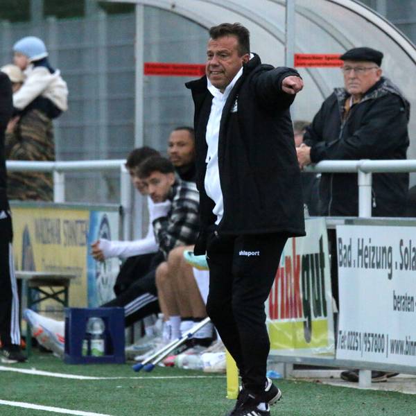 Das Bild zeigt Coach Stephan Reimer an der Seitenlinie.