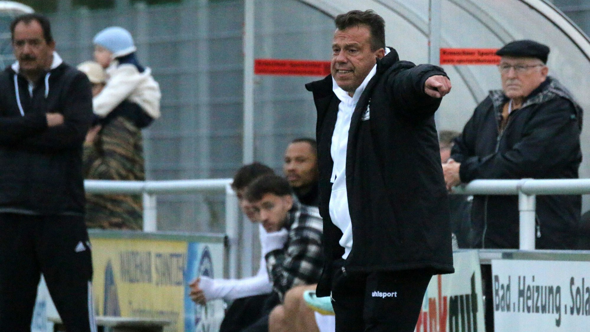 Das Bild zeigt Coach Stephan Reimer an der Seitenlinie.