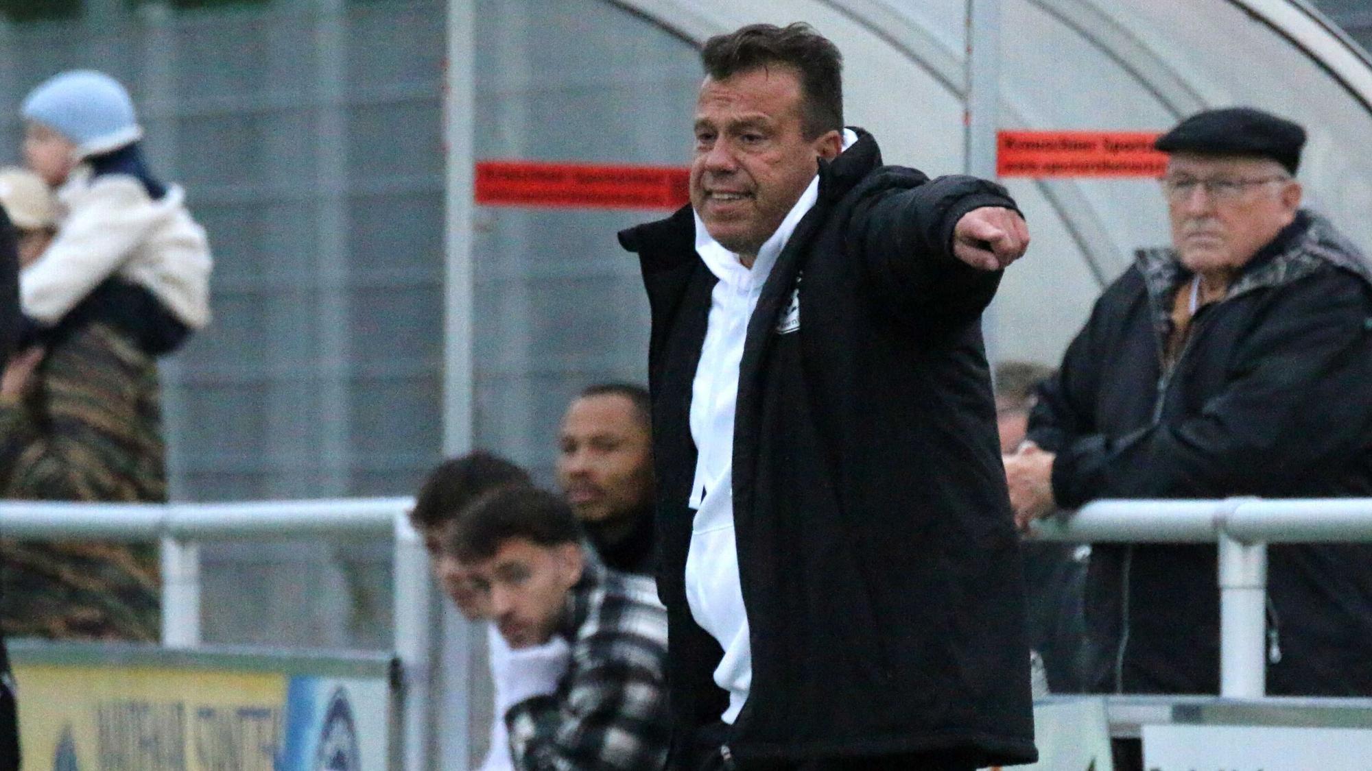 Bessenichs Trainer Stephan Reimer gibt seinen Spielern mit ausgestrecktem Zeigefinger Anweisungen.