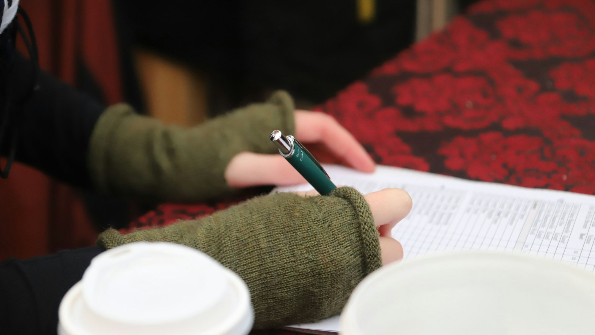 Elena Broich hat auf dem Mittelaltermarkt bei der Schneiderin ausgeholfen.