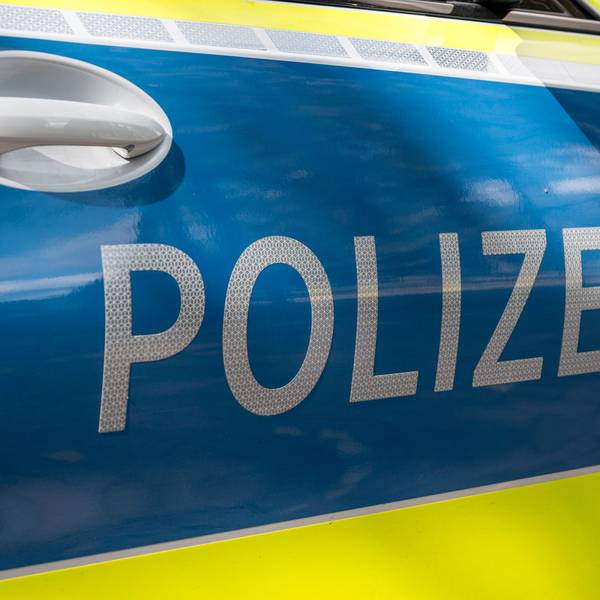 ARCHIV - 15.09.2023, Bayern, Bamberg: Auf einem Einsatzwagen ist der Schriftzug «Polizei» zu lesen.