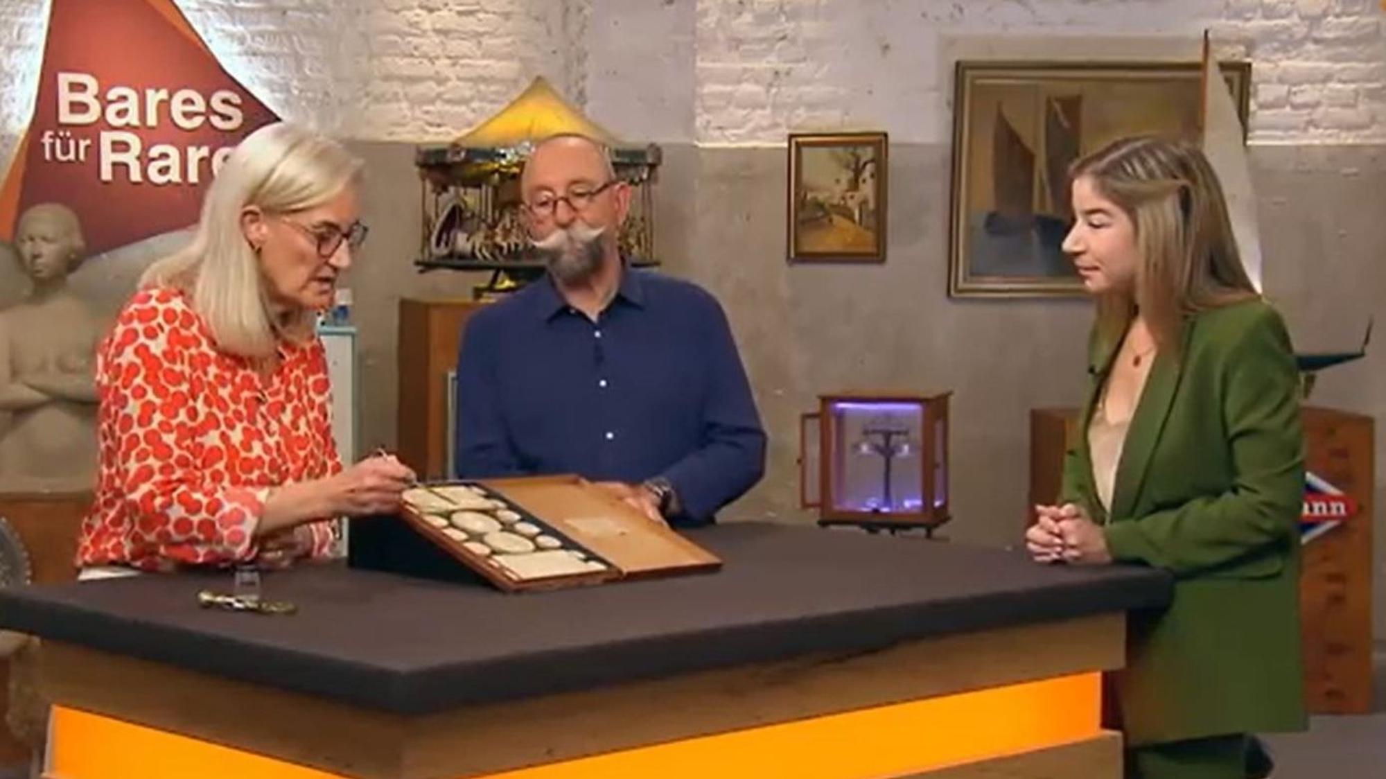 Janine Weltersbach (v.r.) mit Horst Lichter und Expertin Friederike Werner bei „Bares für Rares“.