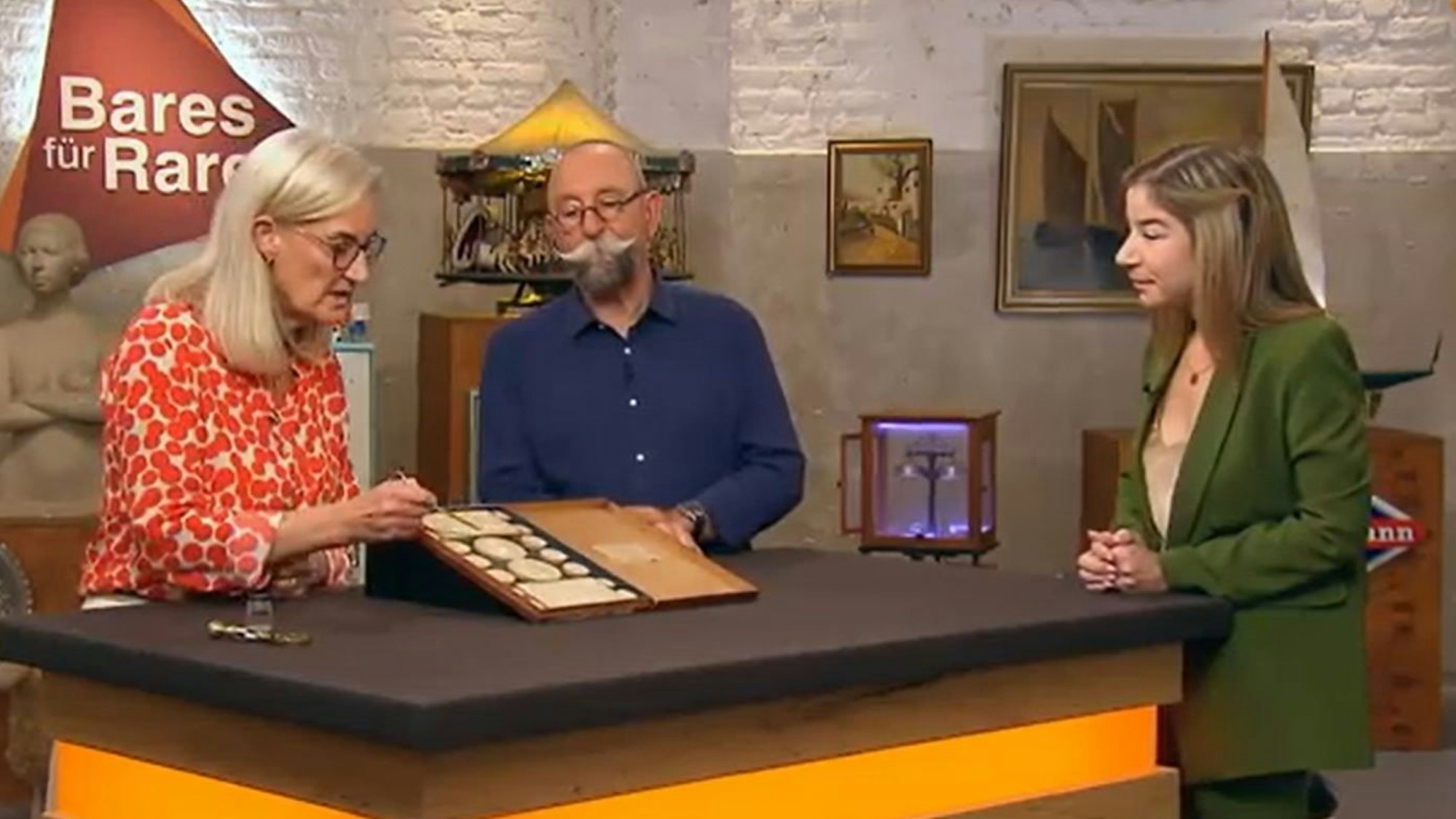 Janine Weltersbach (v.r.) mit Horst Lichter und Expertin Friederike Werner bei „Bares für Rares“.