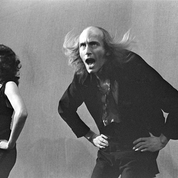 Schwarz-Weiß-Foto von der Premiere der „Rocky Horror Show“ im Royal Court Theatre Upstairs von Douglas H Jeffery: Patricia Quinn trägt als Magenta ein offenes Kleid und einen schwarzen BH, Richard O'Brien als Riff Raff ein schwarzes Jackett.