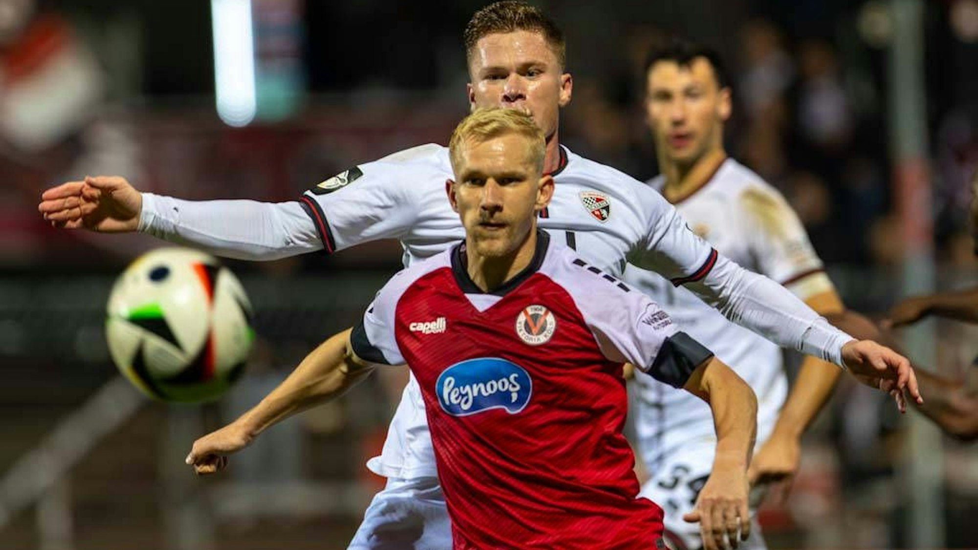 Köln, Deutschland 22. Oktober 2024: 3 . Liga - 2024/2025 - Viktoria Köln vs. FC Ingolstadt 04 Im Bild: v. li. im Zweikampf Bryan Henning Viktoria Koeln und Sebastian Grönning / Groenning FCI /// DFB regulations prohibit any use of photographs as image sequences and/or quasi-video /// Sportpark Höhenberg Nordrhein Westfalen *** Cologne, Germany 22 October 2024 3 Liga 2024 2025 Viktoria Köln vs FC Ingolstadt 04 In the picture from left in a duel Bryan Henning Viktoria Koeln and Sebastian Grönning Groenning FCI DFB regulations prohibit any use of photographs as image sequences and or quasi video Sportpark Höhenberg Nordrhein Westfalen Copyright: xFotostandx/xSchäferx