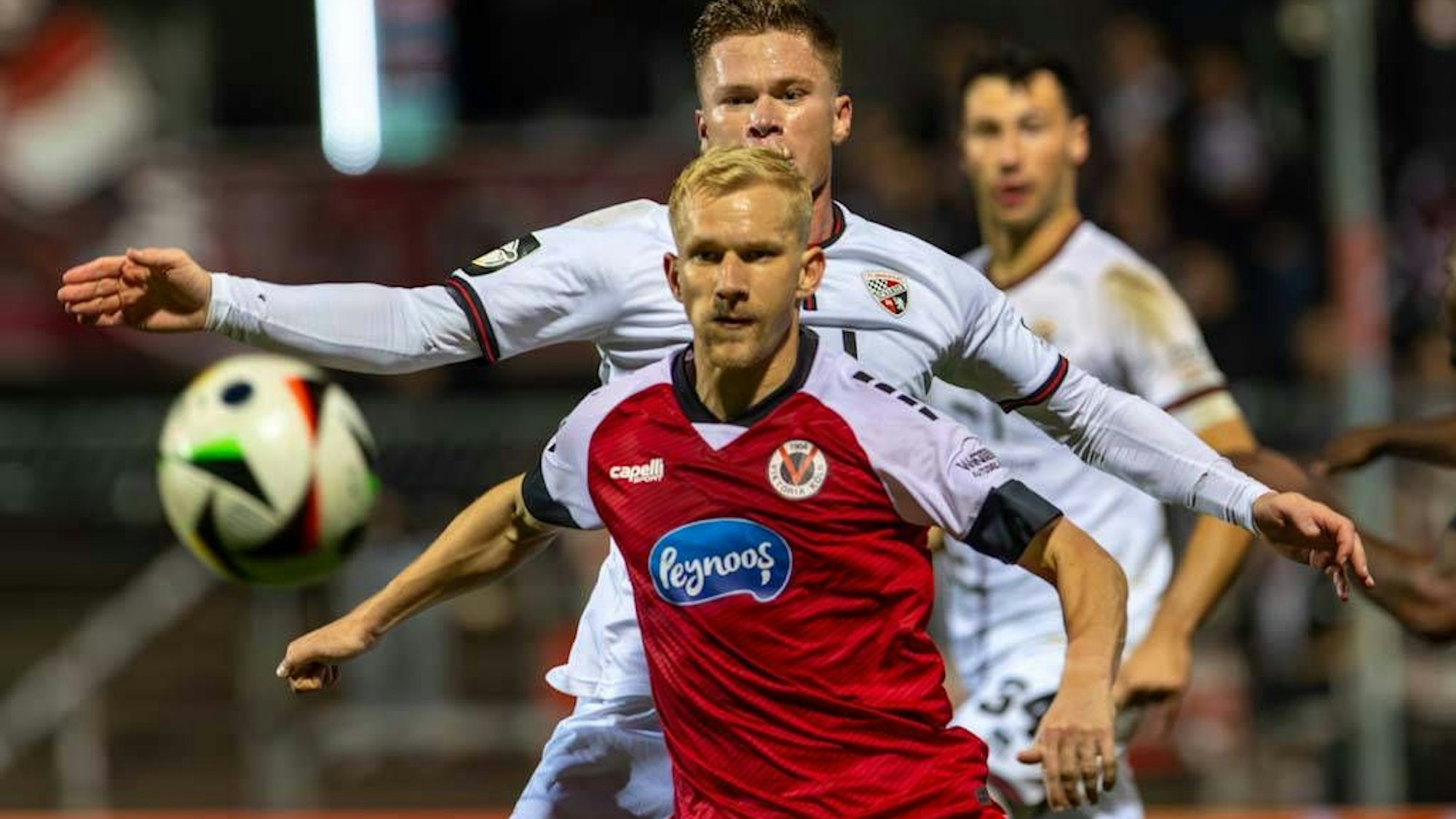 Köln, Deutschland 22. Oktober 2024: 3 . Liga - 2024/2025 - Viktoria Köln vs. FC Ingolstadt 04 Im Bild: v. li. im Zweikampf Bryan Henning Viktoria Koeln und Sebastian Grönning / Groenning FCI /// DFB regulations prohibit any use of photographs as image sequences and/or quasi-video /// Sportpark Höhenberg Nordrhein Westfalen *** Cologne, Germany 22 October 2024 3 Liga 2024 2025 Viktoria Köln vs FC Ingolstadt 04 In the picture from left in a duel Bryan Henning Viktoria Koeln and Sebastian Grönning Groenning FCI DFB regulations prohibit any use of photographs as image sequences and or quasi video Sportpark Höhenberg Nordrhein Westfalen Copyright: xFotostandx/xSchäferx