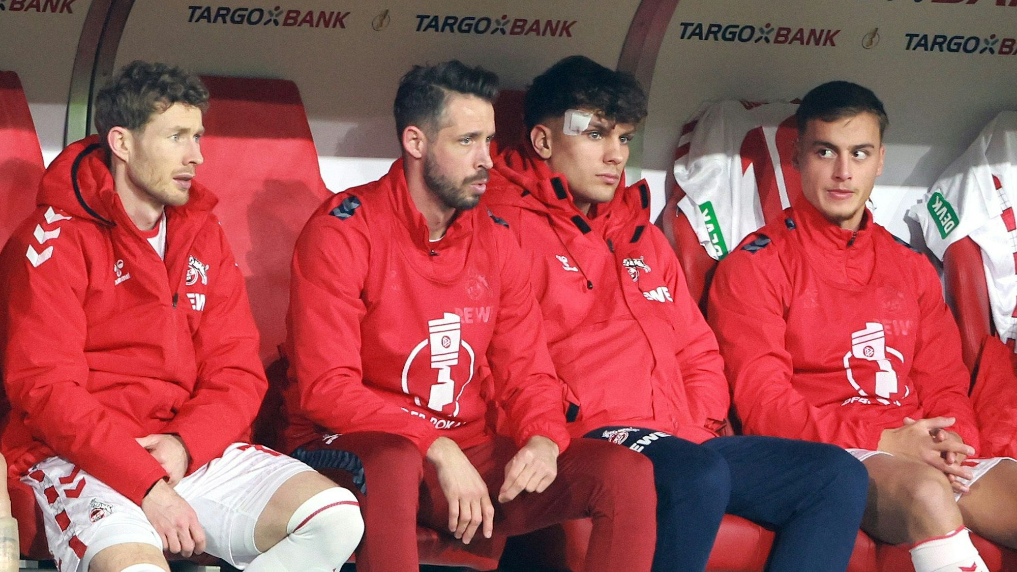 1. FC Köln vs. Hertha BSC Berlin, DFB-Pokal, 3. Runde, Achtelfinale, 04.12.2024, 18.00 Uhr, sitzend von links: Leart pacarada, Florian kainz, Mark Uth, Julian Pauli, Marvin Obuz (1. FC Köln), Bild: Herbert Bucco