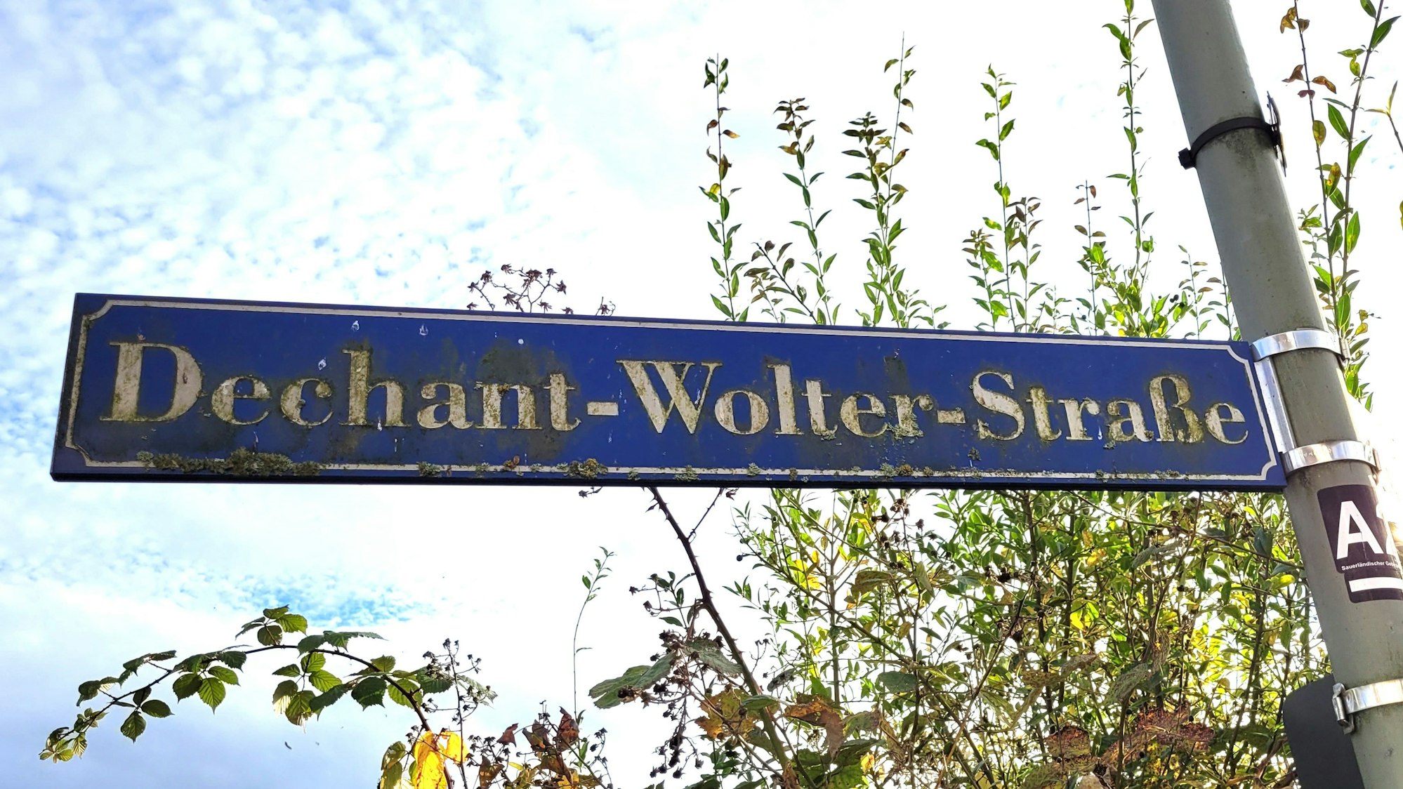Am 1. Januar 2026 soll die Dechant-Wolter-Straße in Waldbröl offiziell ihren Namen verlieren und einen neuen bekommen. Unser Foto zeigt das verwitterte Straßenschild.
