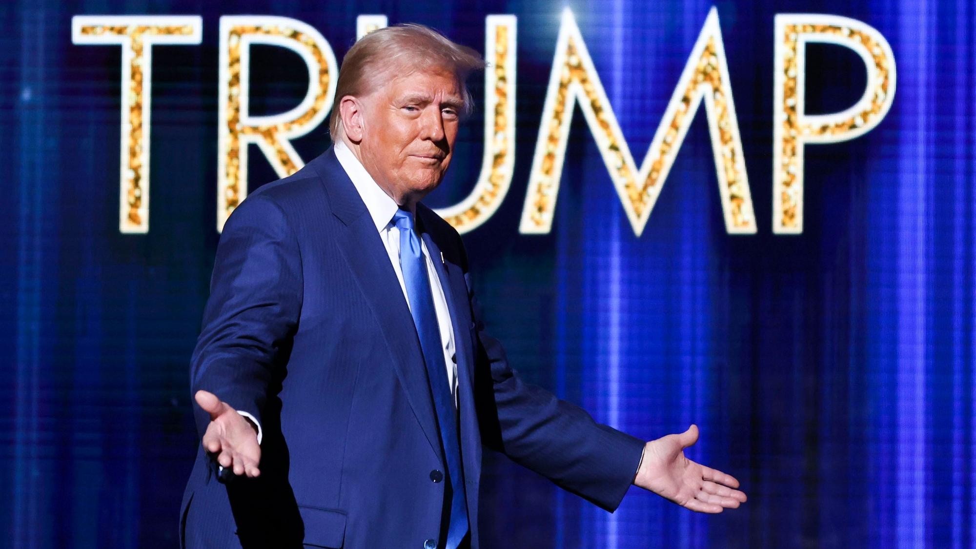 Der designierte US-Präsident Donald Trump betritt die Bühne, bevor er bei den FOX Nation Patriot Awards in Greenvale, New York, eine Rede hält.