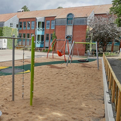 Das Bild zeigt das Außengelände der Förderschule, die sich auf dem Areal der ehemaligen belgischen Schule am Eifelring befindet.