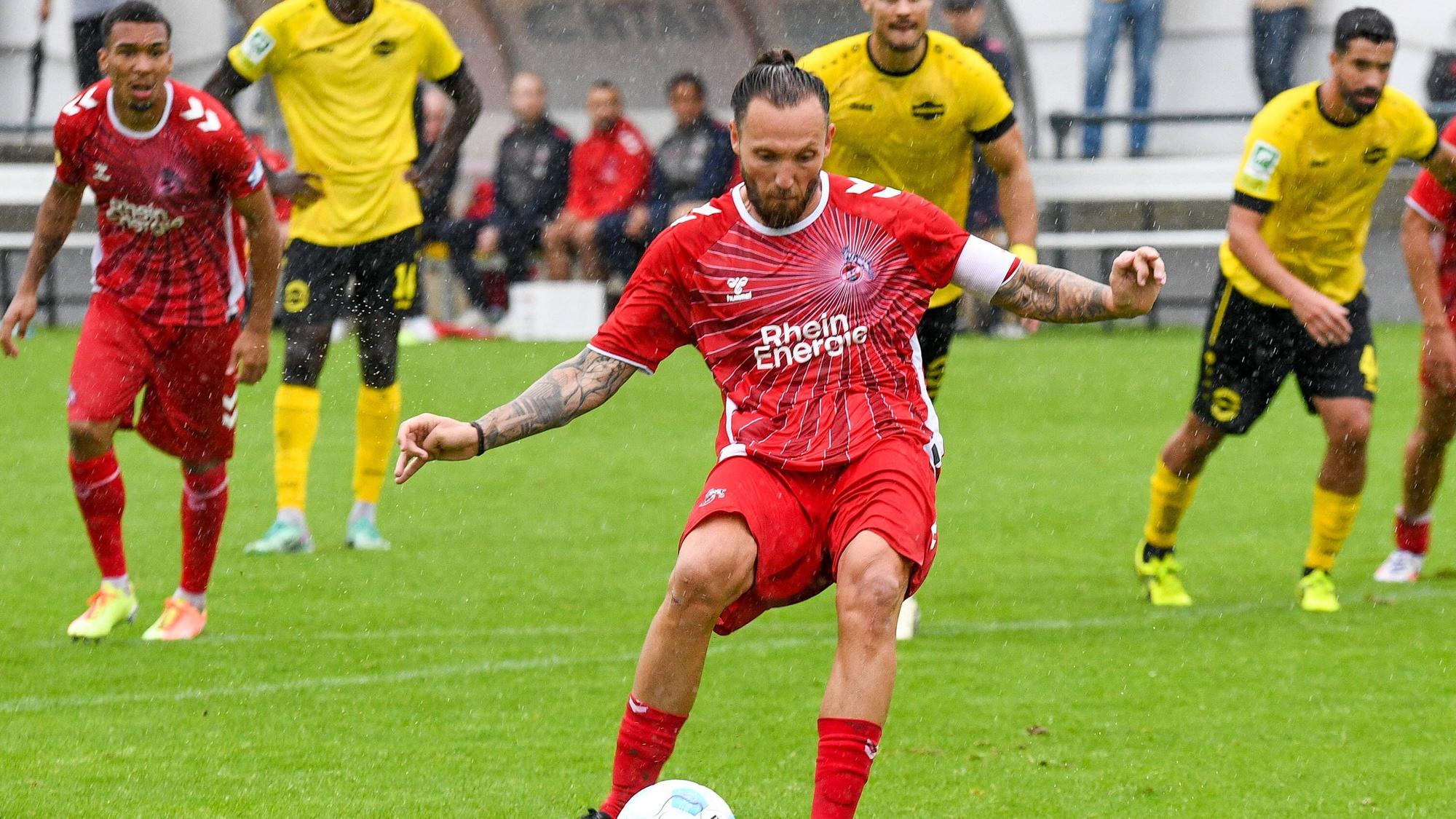 Marco Höger FC Köln II, 37 beim Strafstoß, Aktion, Action, Spielszene, 27.07.2024, Jülich Deutschland, Fussball, Regionalloga West, FC Eintracht Hohkeppel - 1. FC Köln II *** Marco Höger FC Köln II, 37 on penalty kick, Action, Action, Game scene, 27 07 2024, Jülich Germany , Soccer, Regionalloga West, FC Eintracht Hohkeppel 1 FC Köln II xmhx