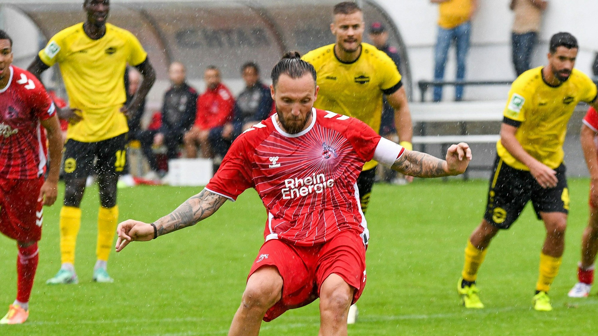 Spielszene aus einem Fußballspiel, ein Spieler tritt einen Elfmeter.