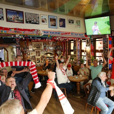 Fußball-Fans jubeln im Thiebolds-Eck.