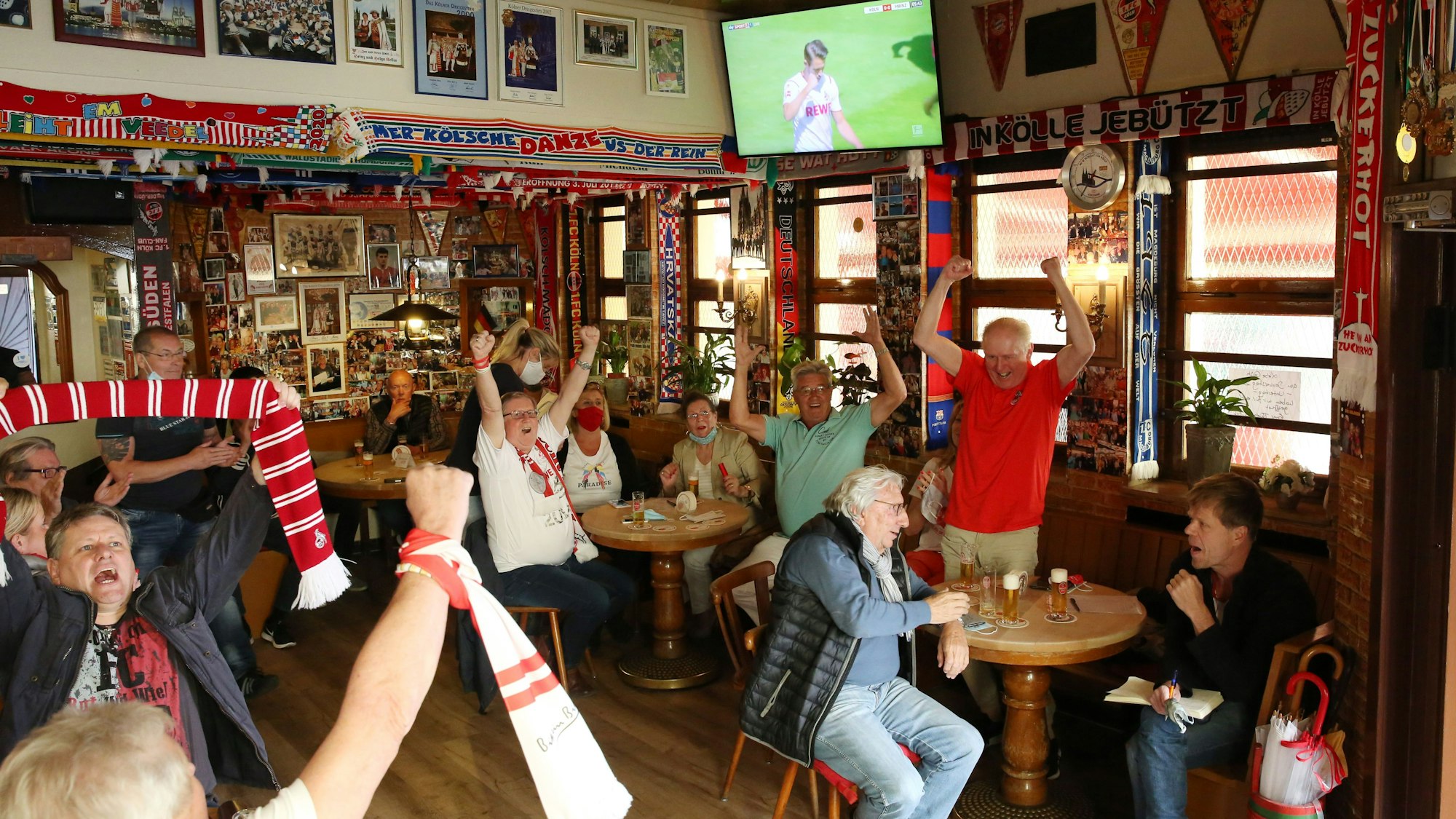 Fußball-Fans jubeln im Thiebolds-Eck.