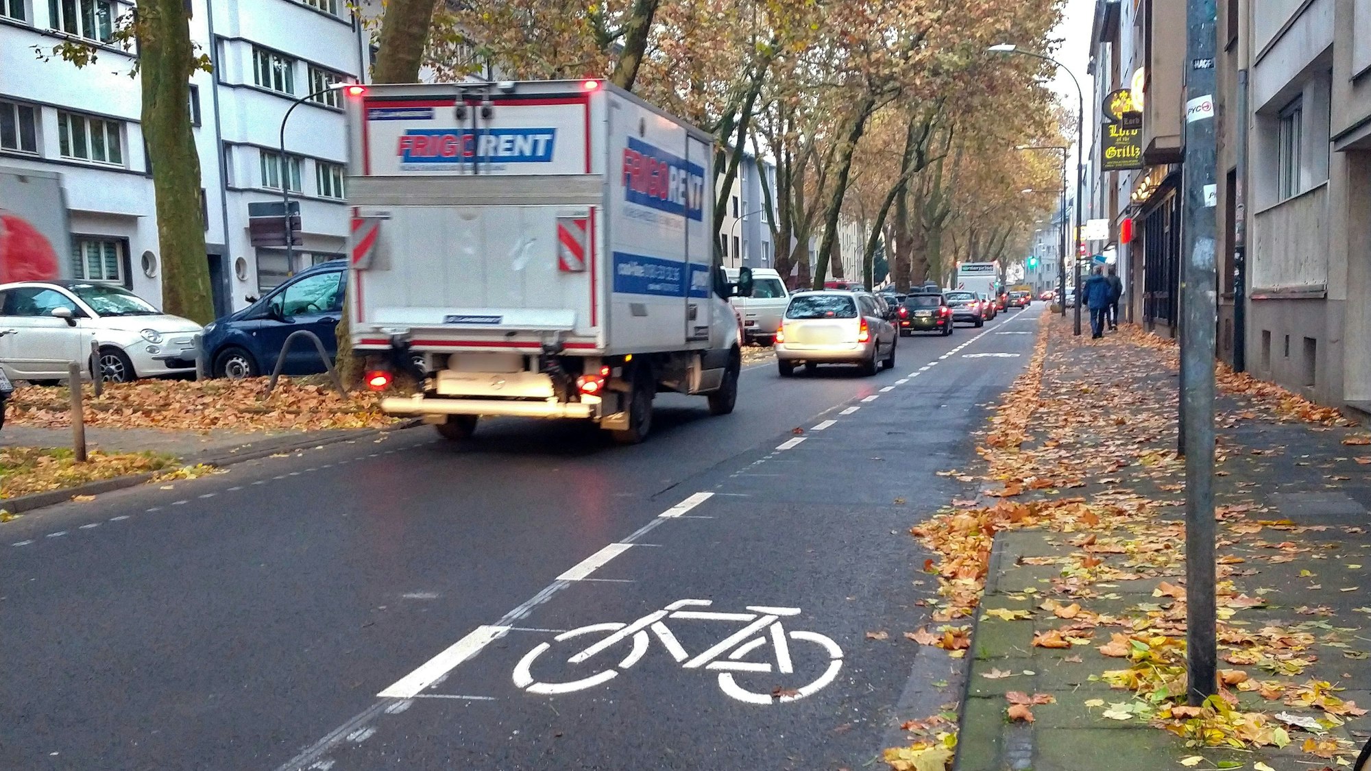 Autos und Lkw fahren auf der Vorgebirgstraße in Zollstock. Rechts vor dem Gehweg wird ein Fahrradschutzstreifen eingerichtet.