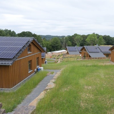 Am Hang des Hasenbergs stehen Holzhäuser.