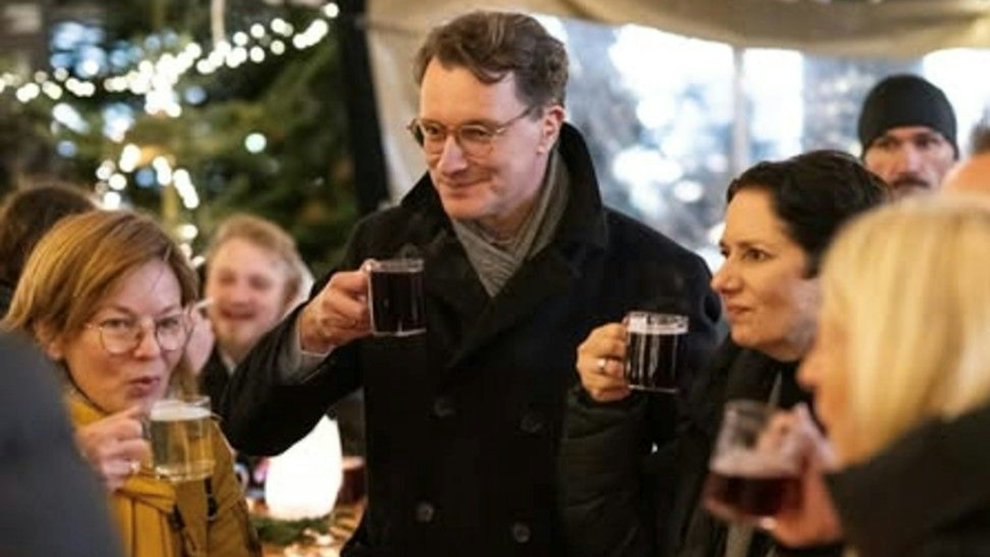 Hendrik Wüst trinkt Glühwein auf dem Weihnachtsmarkt in Xanten