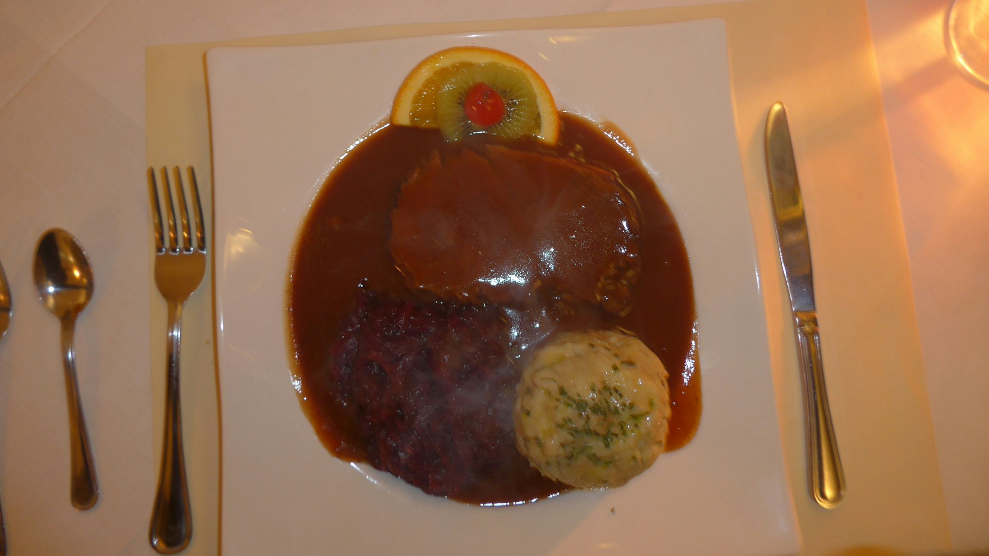 Auf dem Bild ist das Hauptgericht auf einem Teller zu sehen.