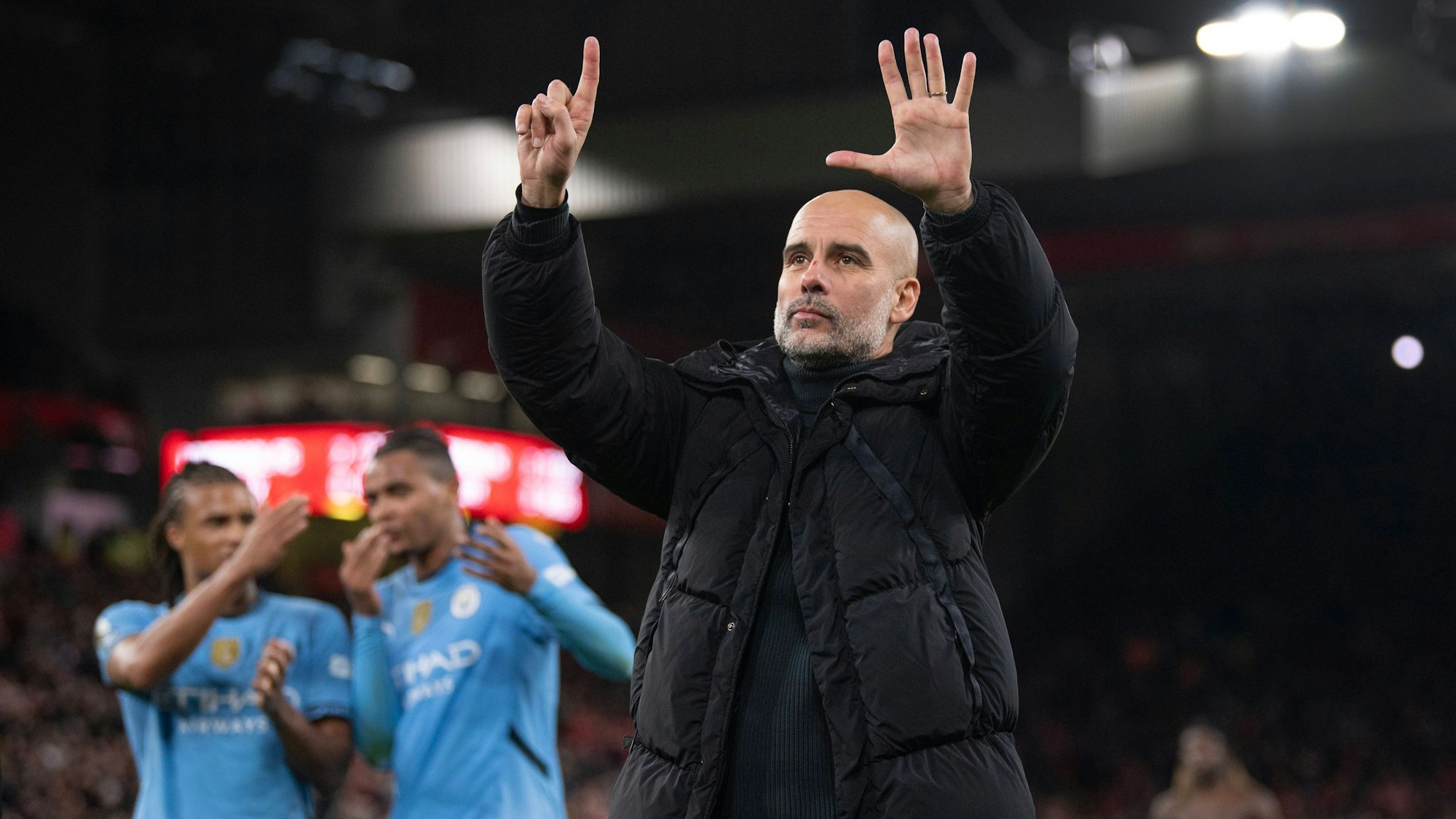 Zeigte den Liverpool-Fans nach seiner klaren Pleite an der Anfield Road die Anzahl seiner Titel in England: City-Trainer Pep Guardiola.